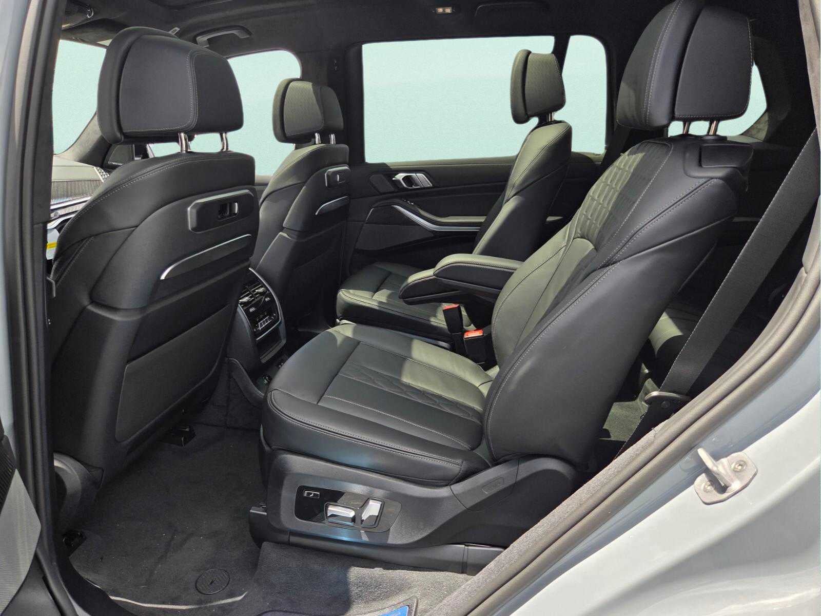 2027 BMW X7 M60i M60i