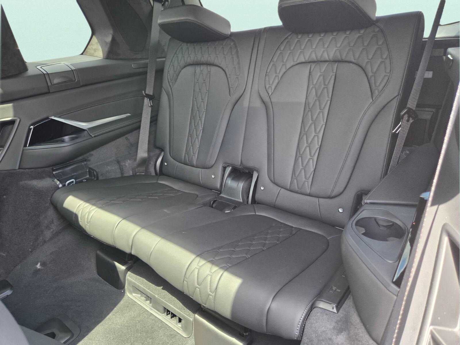2027 BMW X7 M60i M60i
