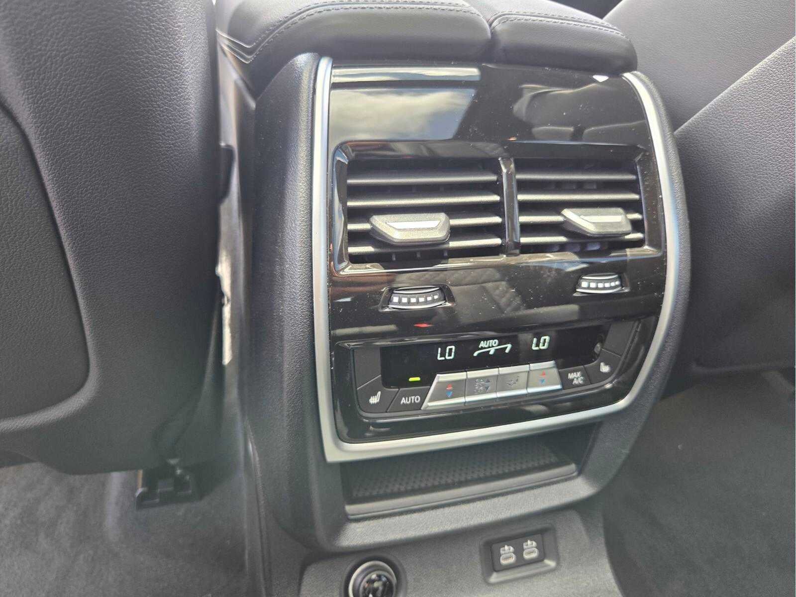 2027 BMW X7 M60i M60i