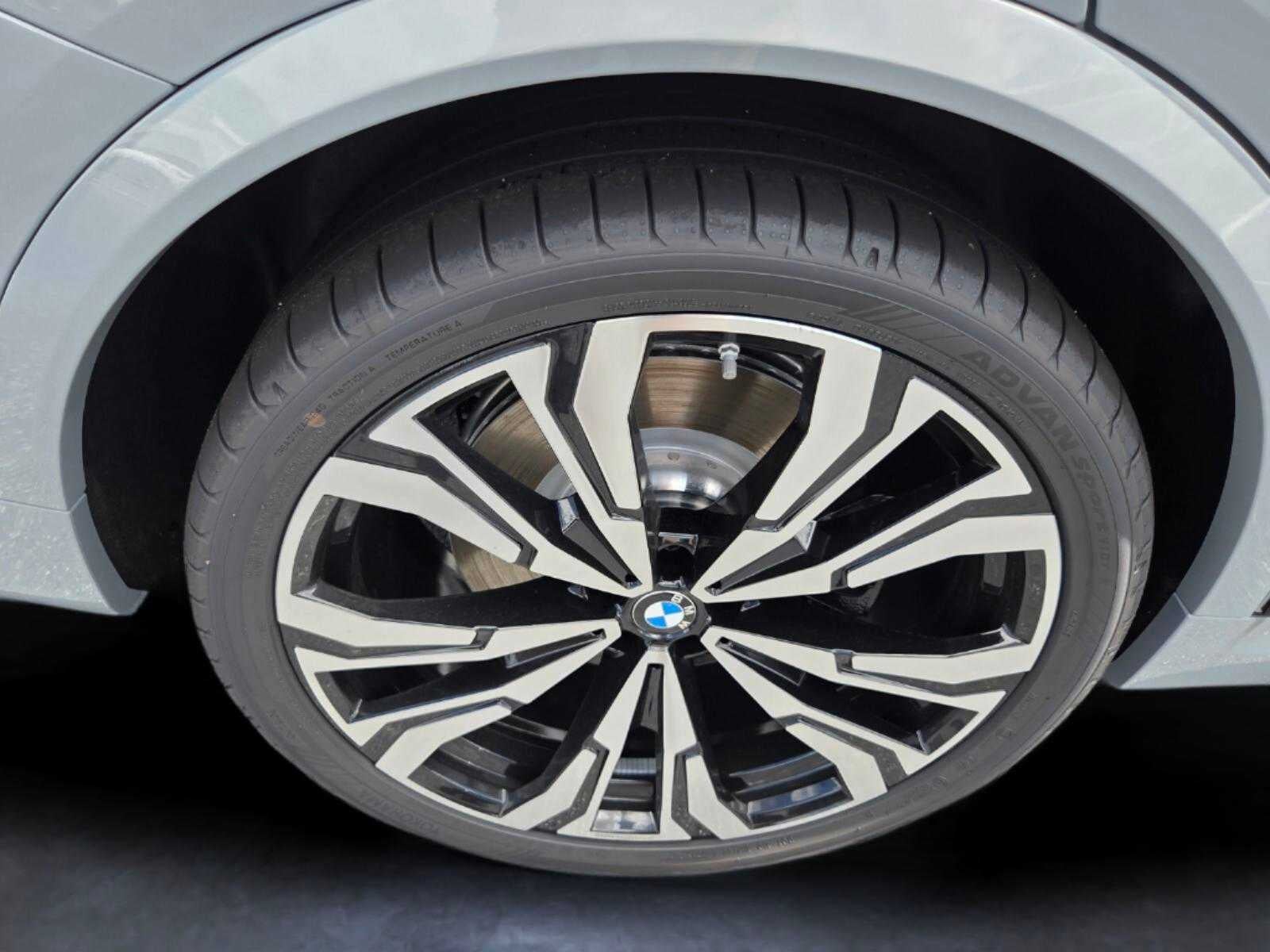 2027 BMW X7 M60i M60i